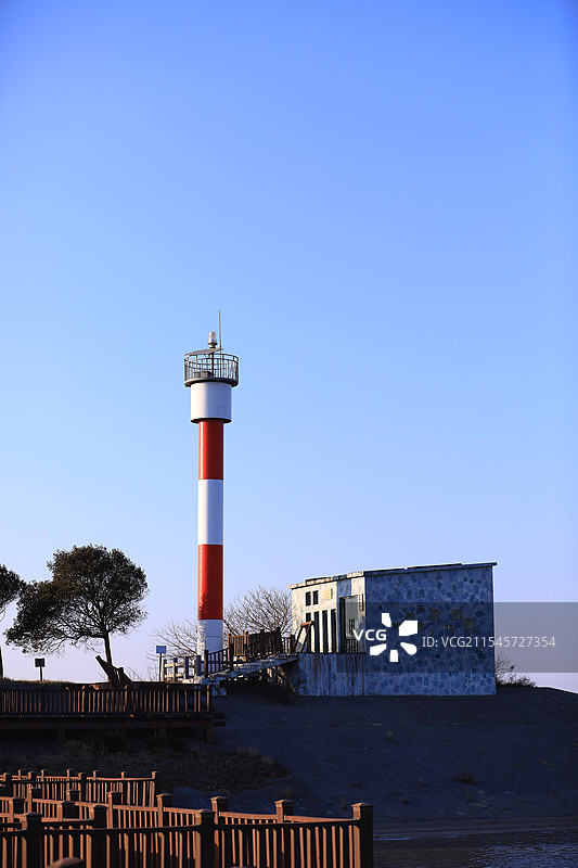 盐城沿海滩涂围垦区的灯塔图片素材