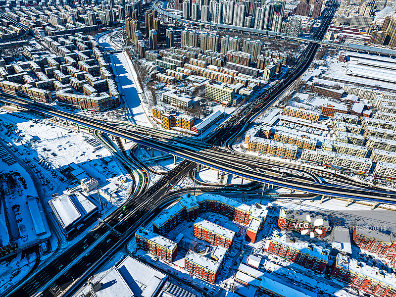 雪后城市立交桥与建筑群鸟瞰全景图片素材