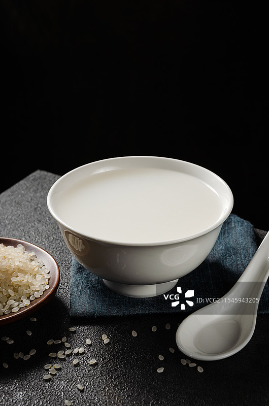 一碗熬得浓浓的米油图片素材