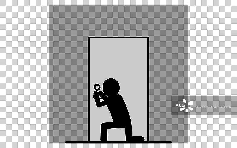 可疑的人正在捡起前门钥匙图片素材