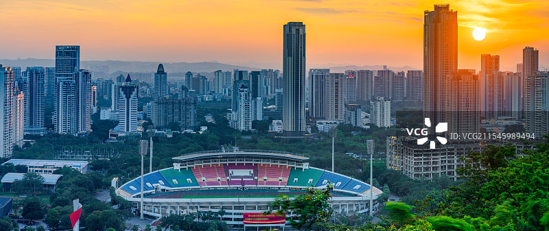 广西柳州马鹿山山顶观景台俯瞰柳州体育中心高视角日落风光图片素材