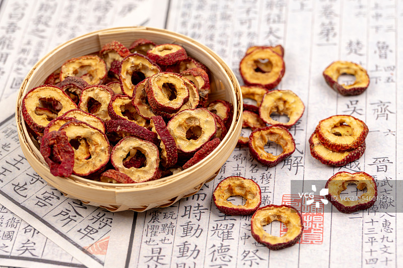 古代书籍上的山楂干图片素材