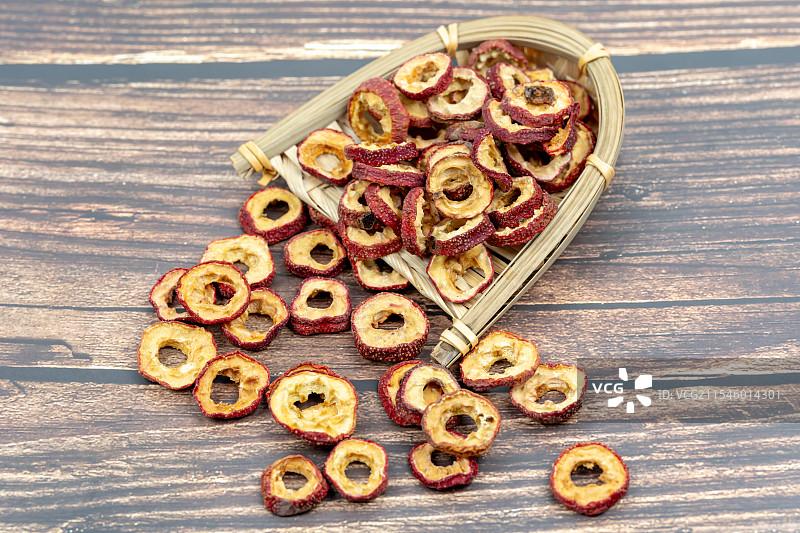 木板上的山楂干图片素材