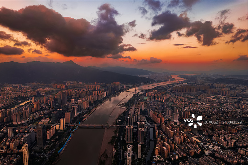 航拍火烧云下的福建福州市区闽江和岛屿图片素材