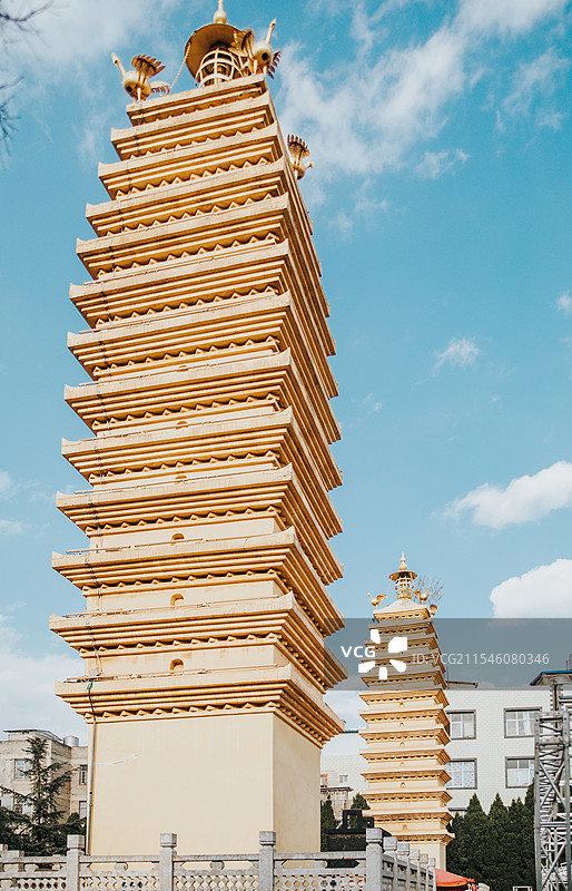 云南昆明官渡古镇古建筑，妙湛寺双塔图片素材