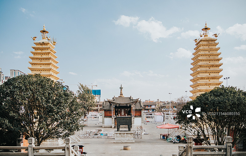 云南昆明官渡古镇古建筑，妙湛寺双塔图片素材