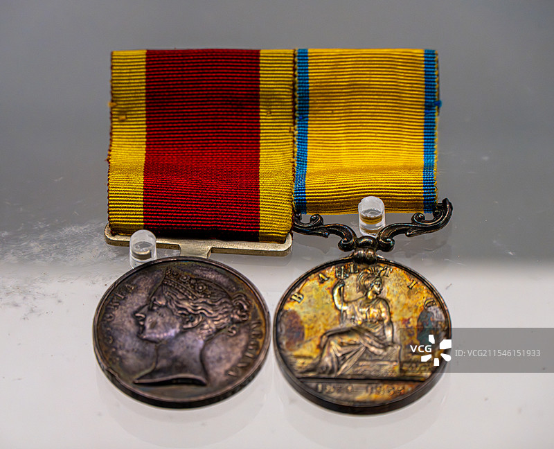 鸦片战争英国维多利亚女皇银质勋章图片素材