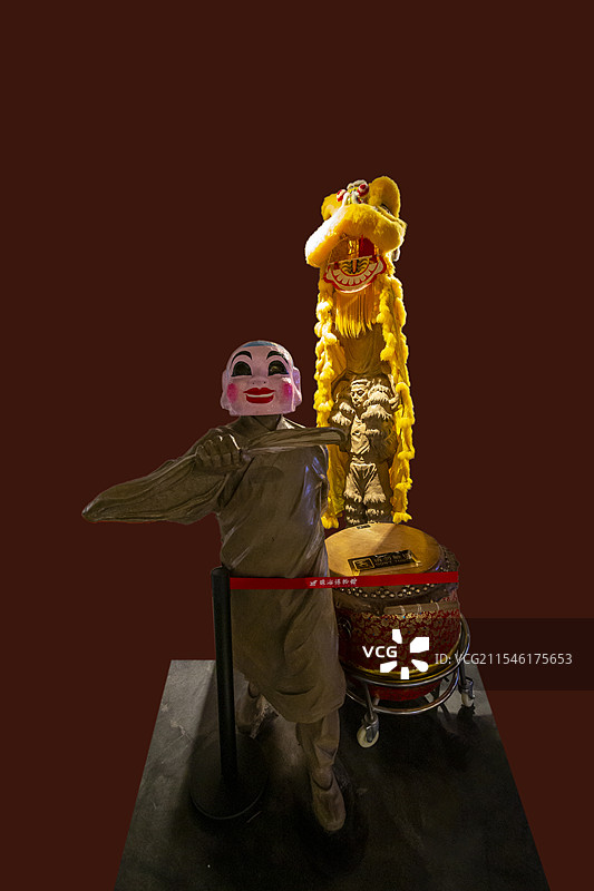 广东省珠海博物馆“传统艺文”展：醒狮（醒狮是一种东亚民间的传统表演艺术，可以驱邪辟鬼）图片素材