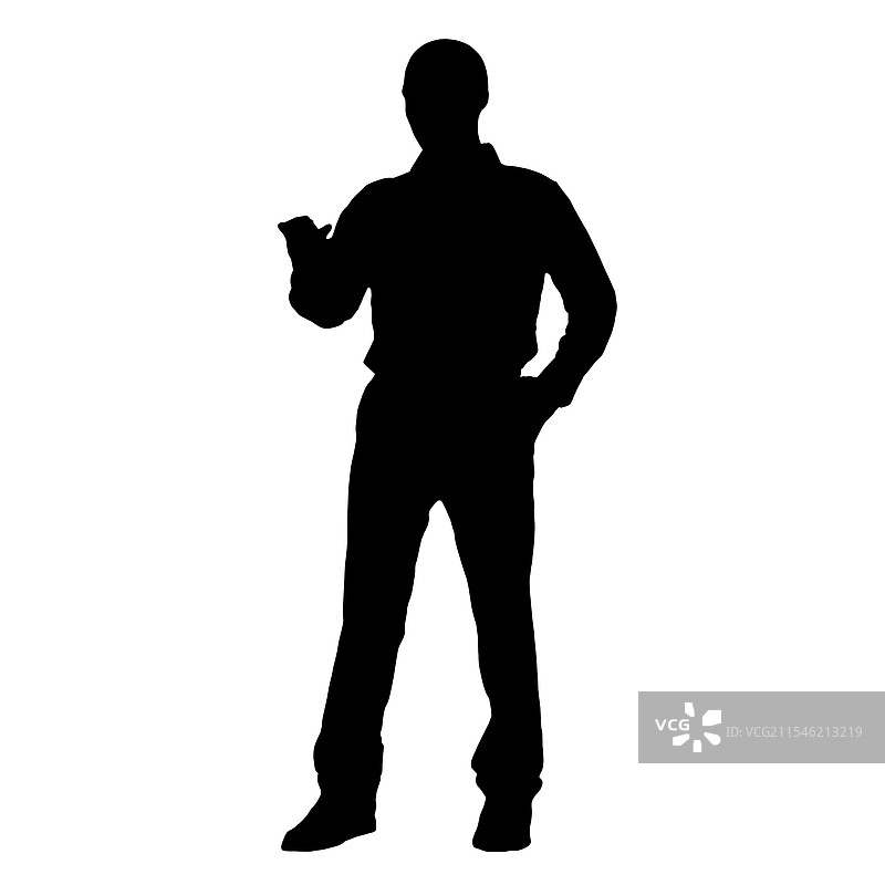 一个男人的剪影正在看他的手机图片素材