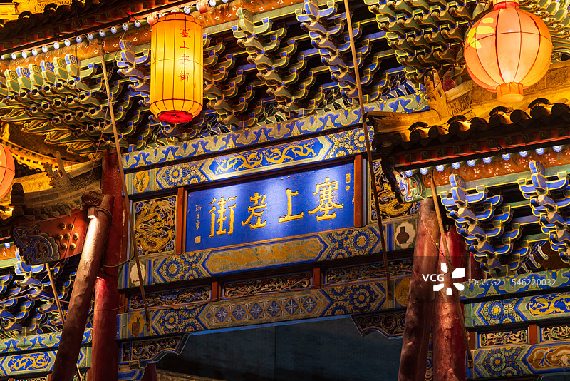 内蒙古呼和浩特塞上老街牌楼夜景图片素材