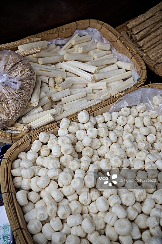 农村大集上的传统美食老式糖瓜图片素材