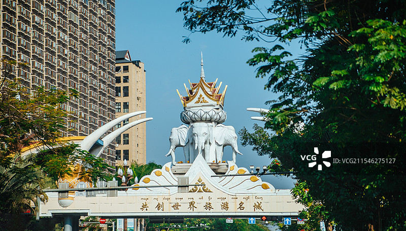 西双版纳景洪市勐海路上的地标建筑雕塑图片素材
