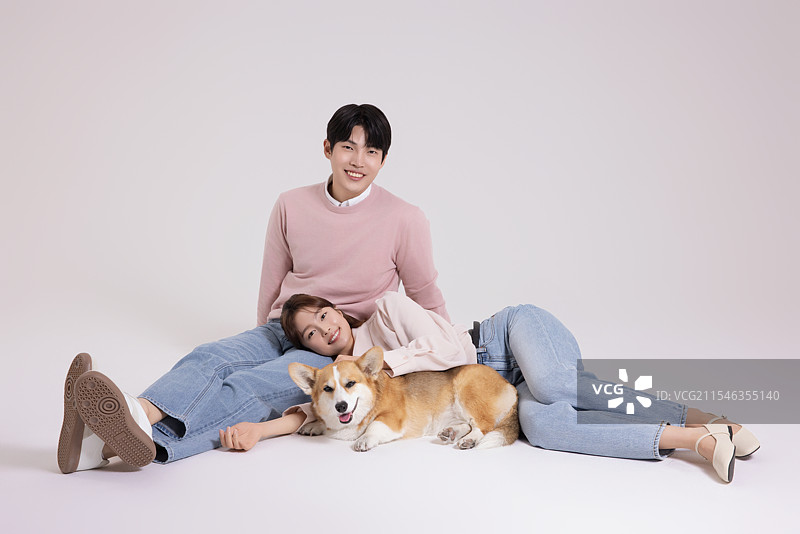 年轻夫妇与可爱的威尔士柯基犬的家庭照片图片素材