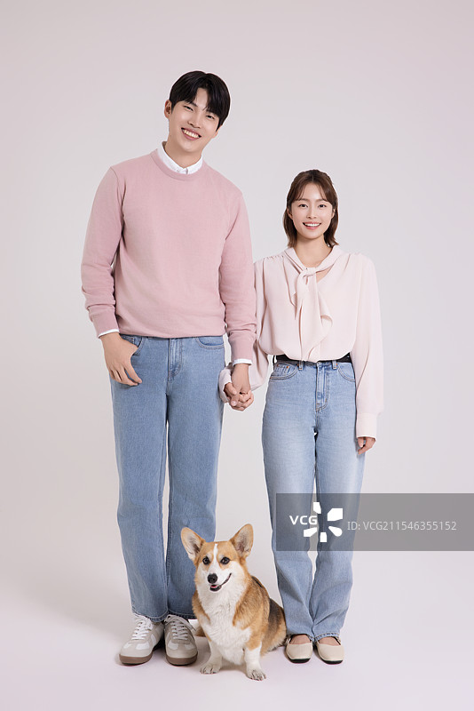 年轻夫妇与可爱的威尔士柯基犬的家庭照片图片素材