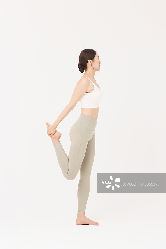 年轻女性穿着运动服拉伸的肖像图片素材