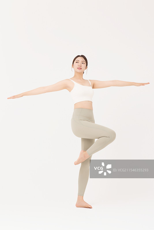 年轻女性穿着运动服拉伸的肖像图片素材