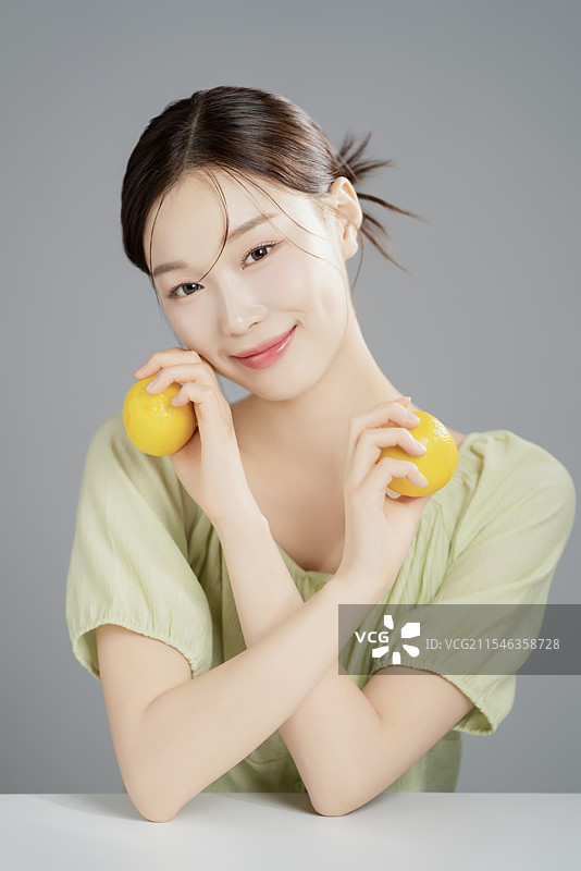 一位20多岁的女性与柠檬摆姿势图片素材