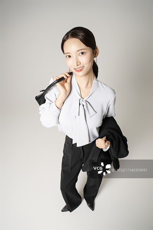 一位20多岁的女性穿着西装，成功找到了工作图片素材