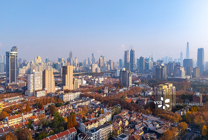 航拍上海市区高楼大厦和民居房图片素材