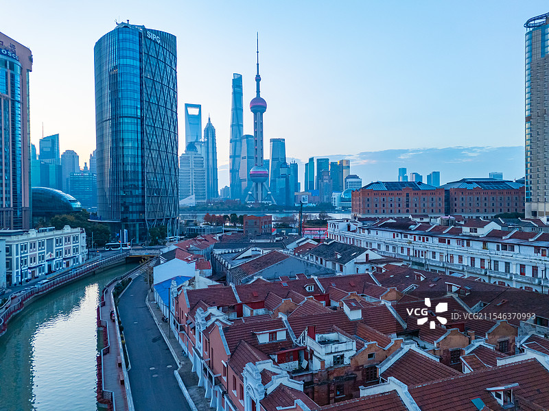 航拍上海北外滩日出图片素材