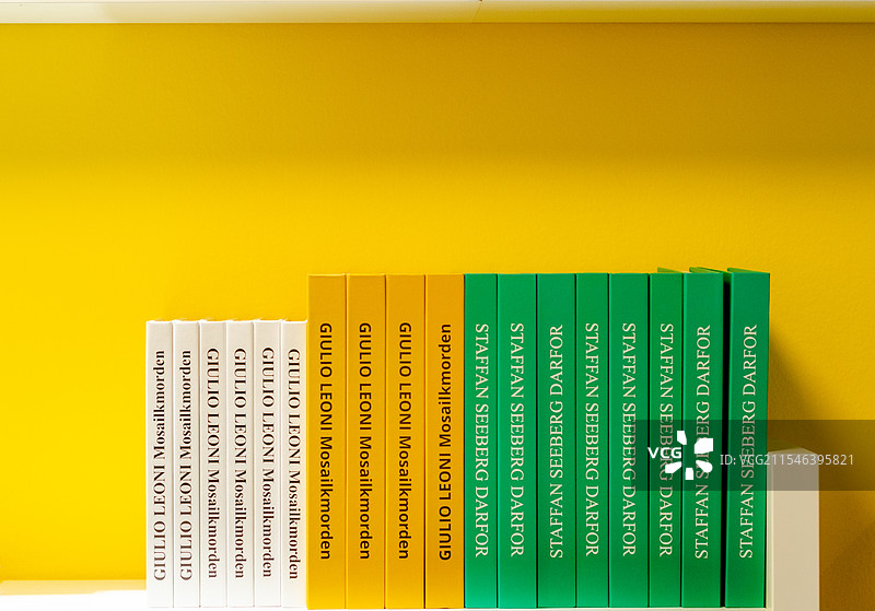 书架上整齐摆放着几类书籍图片素材