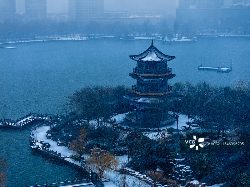山东省聊城市东昌湖风景区名人岛雪景图片素材