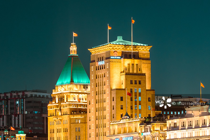 百年外滩万国建筑群，和平饭店大楼与中银大楼夜景图片素材