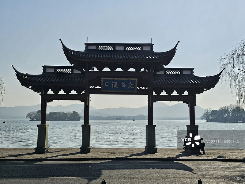 雾中西湖图片素材