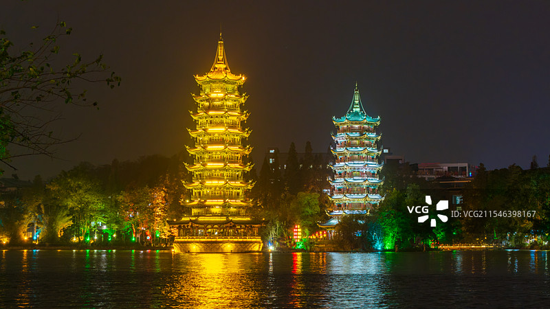 广西桂林地标建筑：日月双塔夜景图片素材