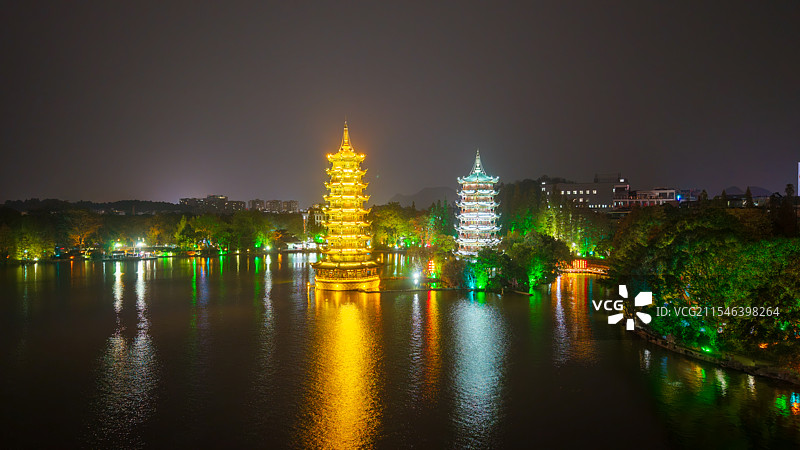 广西桂林地标建筑：日月双塔夜景图片素材