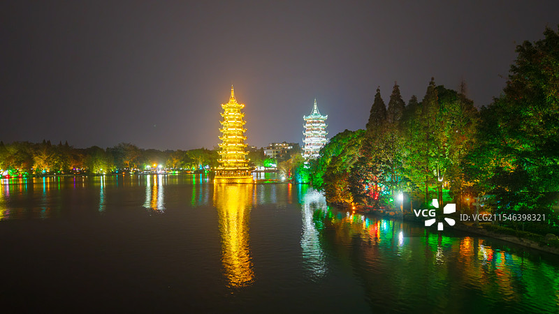 广西桂林地标建筑：日月双塔夜景图片素材