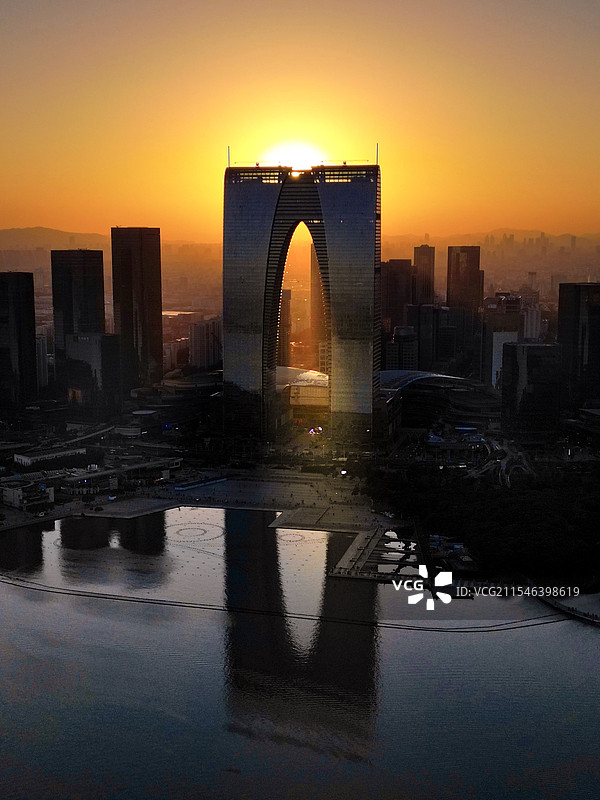日落下的苏州东方之门图片素材