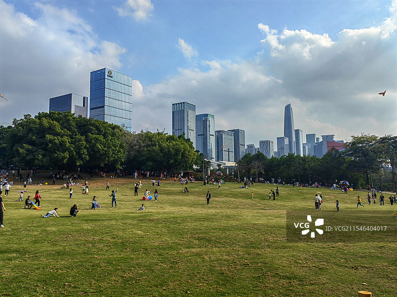 莲花山公园大草坪周末，深圳莲花山公园，大草坪上都是休闲游玩的人群。有人放着风筝，岁月祥和安宁。图片素材