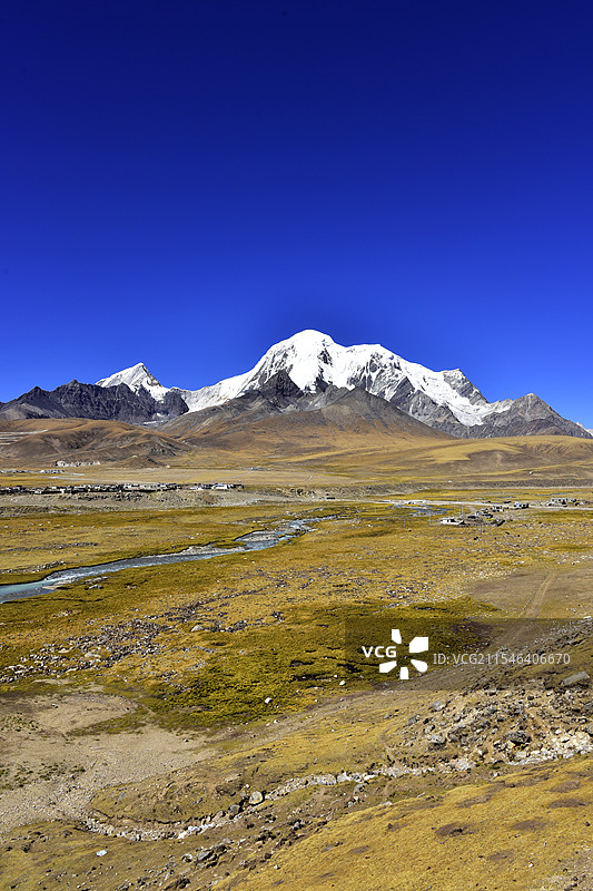西藏拉萨尼木县琼姆岗嘎雪山草原美景图片素材