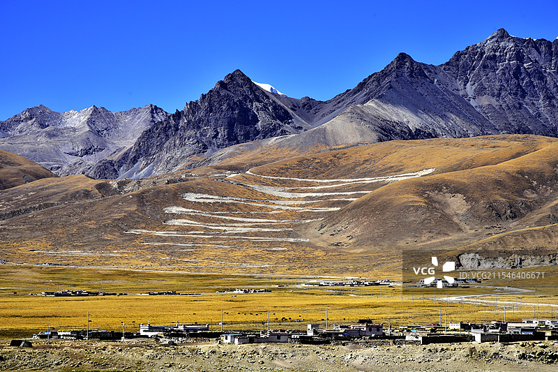 西藏拉萨尼木县琼姆岗嘎山谷草原蓝天美景图片素材