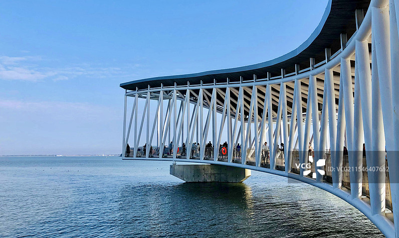 上海滴水湖景观人字桥图片素材