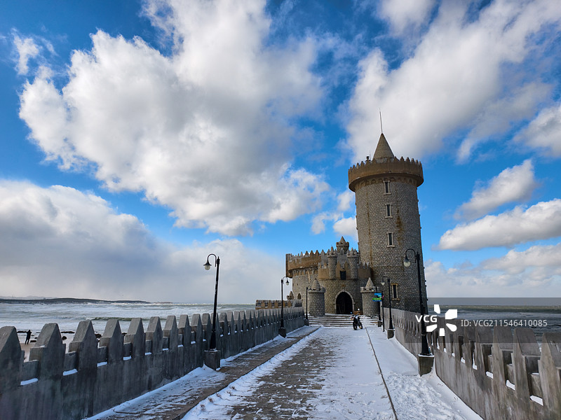 雪后威海影视城古堡与天空中美丽的白云图片素材