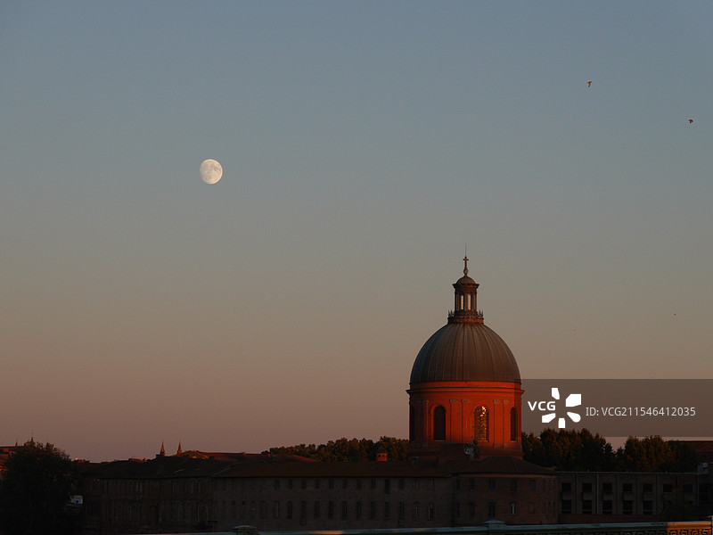 法国图卢兹著名地标-加龙河畔的圆顶医院礼拜堂（Dôme de la Grave）-#晚霞#浪漫#月亮图片素材