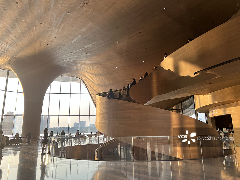 四川成都天府美术馆B馆建筑在夕阳映照下的倒影图片素材