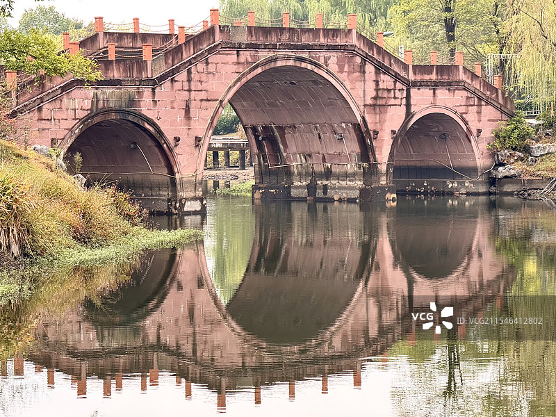 常德桃花源景区桥及倒影图片素材