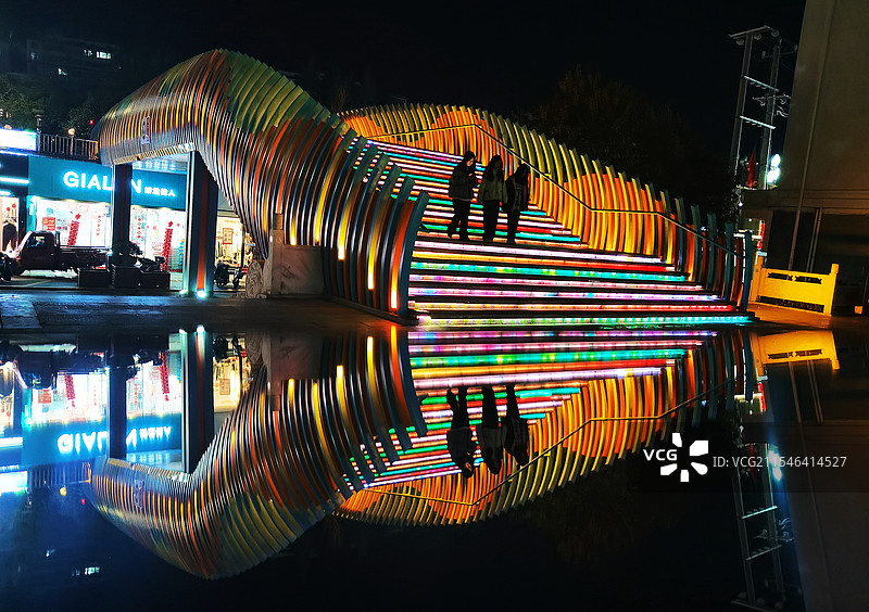 康县和谐广场的蓝过街天桥图片素材