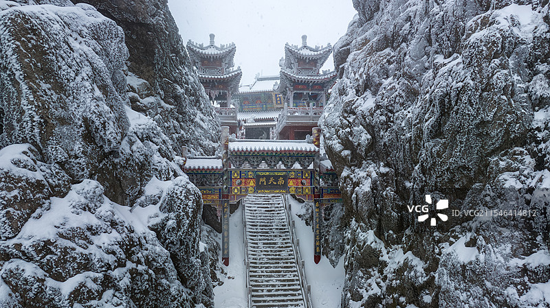 洛阳老君山金顶南天门雪后航拍图片素材