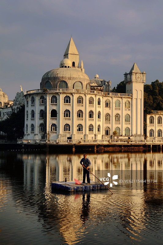 湖畔城堡映霞光，水波轻漾韵悠长。孤舟悠然逐光影，心随天地共疏狂。图片素材