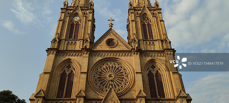 广州石室圣心大教堂在夕阳下的正面照图片素材