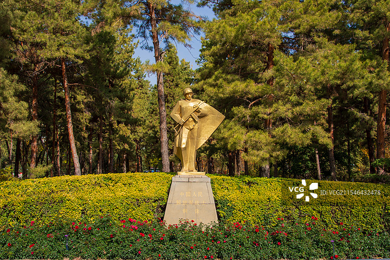 乌鲁木齐人民公园秋景：中国人民解放军进疆战士铜像图片素材
