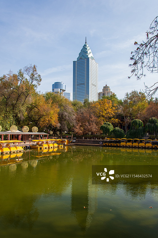 乌鲁木齐人民公园秋景，可见地标建筑中天广场图片素材