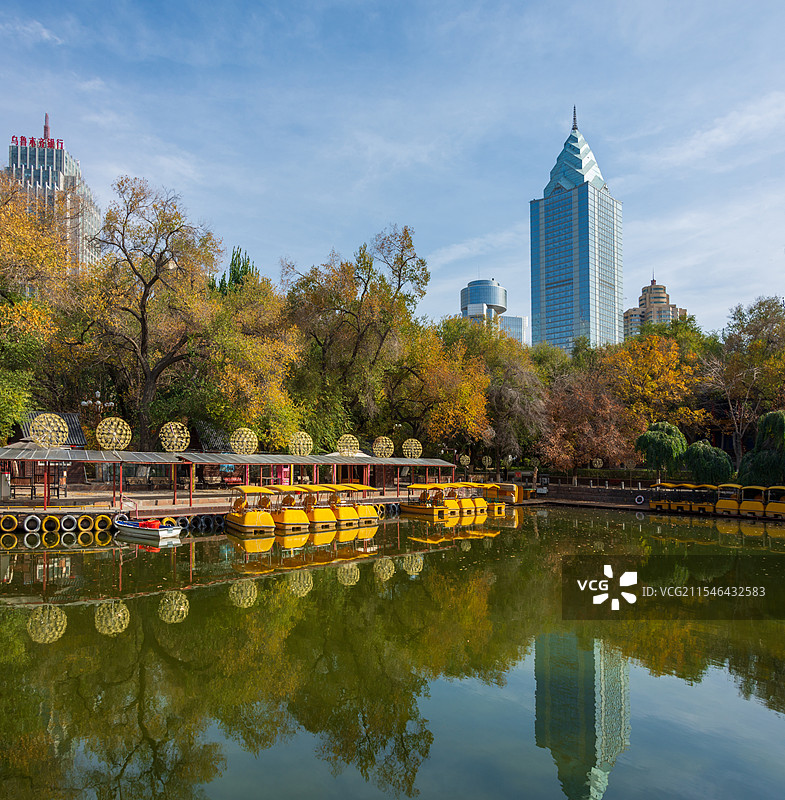 乌鲁木齐人民公园秋景，可见地标建筑中天广场图片素材