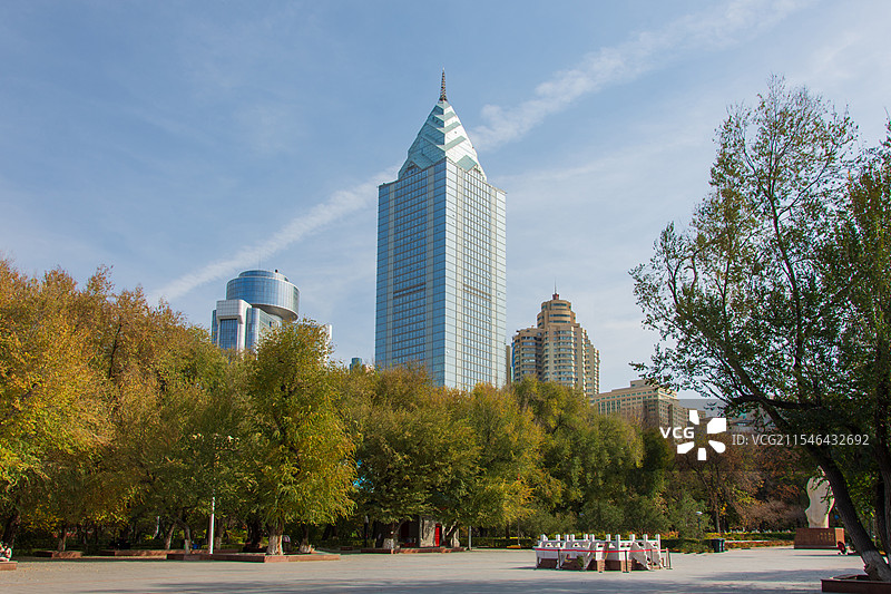 乌鲁木齐人民公园秋景，可见地标建筑中天广场图片素材