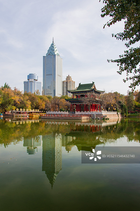 乌鲁木齐人民公园秋景，古今同框（中天广场）图片素材