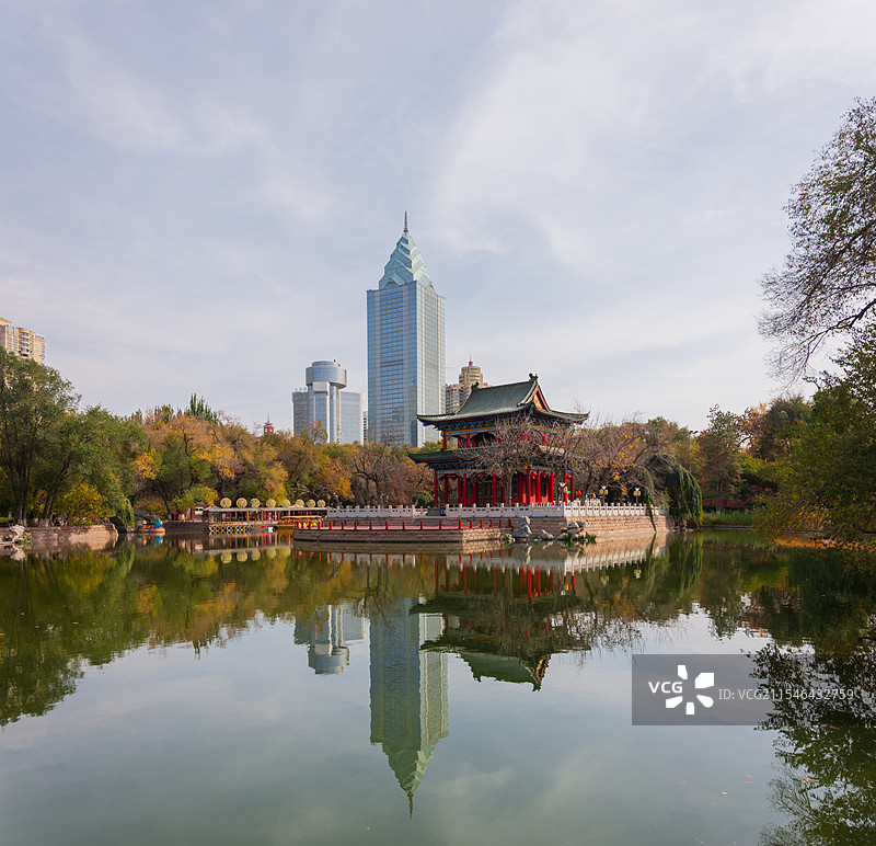 乌鲁木齐人民公园秋景，古今同框（中天广场）图片素材